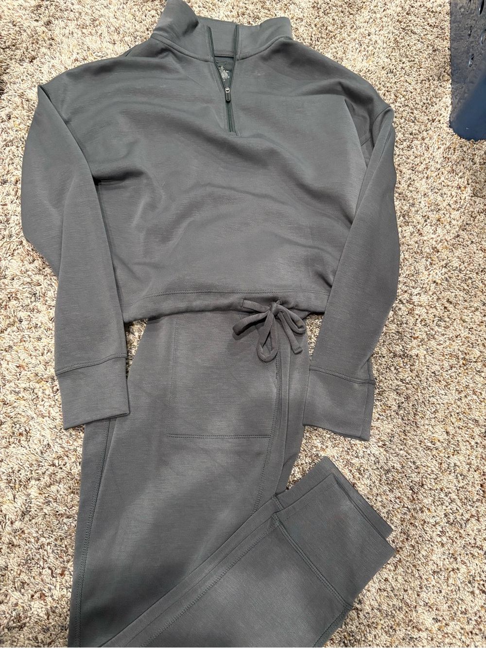GAIAM Charcoal Gray Cropped Zip Pullover and Drawstring Joggers Set